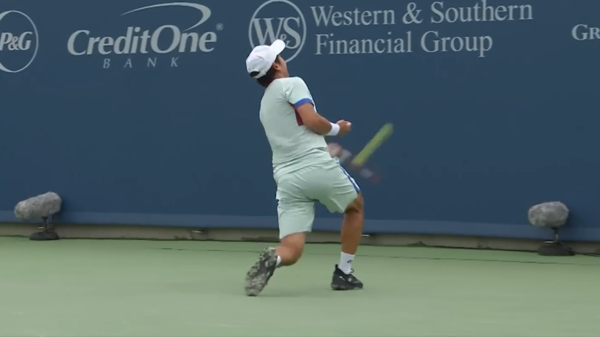 'Perdeu a cabeça': astro japonês Yoshihito Nishioka tem colapso nervoso durante partida
