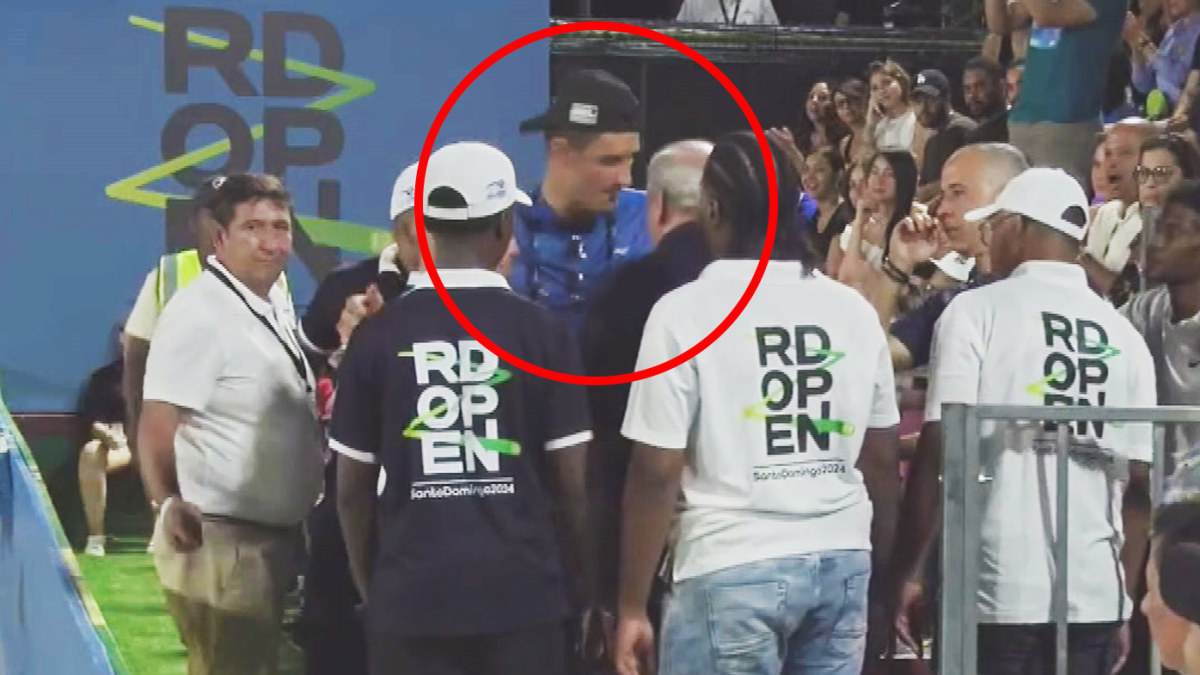 Bernard Tomic é expulso da arquibancada após vaiar rival que o derrotou dois dias antes