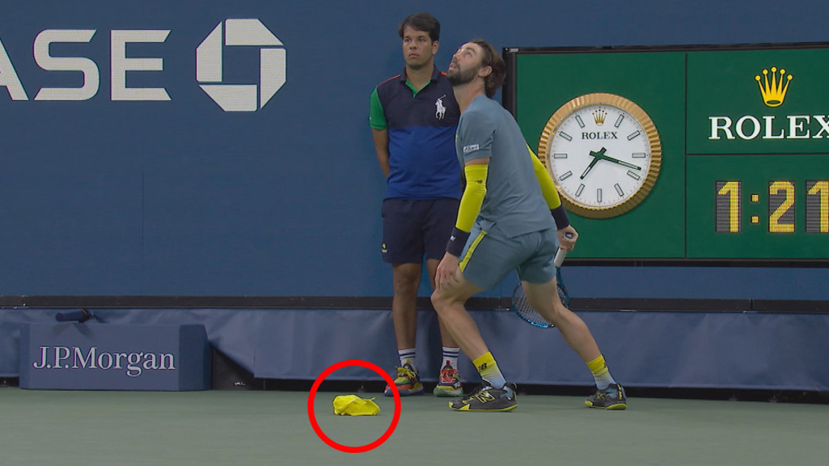 US Open AO VIVO: Confusão, tensão enquanto o boné solto interrompe o jogo; Thompson se recupera no segundo set; De Minaur passa facilmente pelo primeiro set enquanto Thompson 'lutador' é mantido no amor