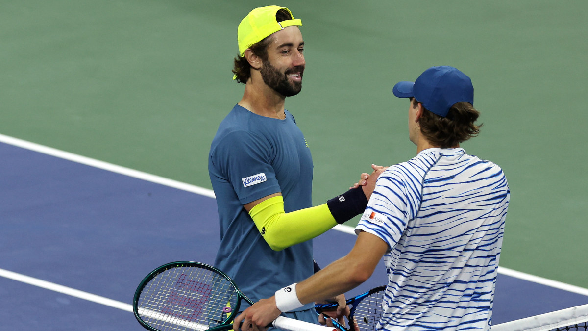Alex de Minaur supera o "irmão mais velho" Jordan Thompson e vai para as quartas de final do US Open