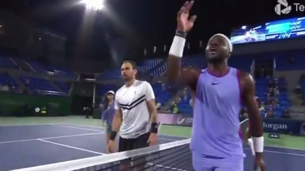 Frances Tiafoe xinga repetidamente o árbitro de cadeira após derrota no Masters de Xangai; Roman Safiullin