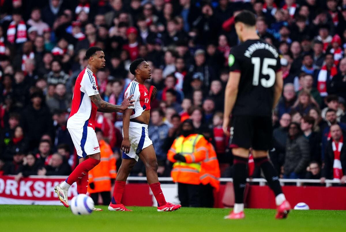 Arsenal 0-1 West Ham: Gunners de dez homens não conseguem fechar a lacuna nos líderes da liga Liverpool