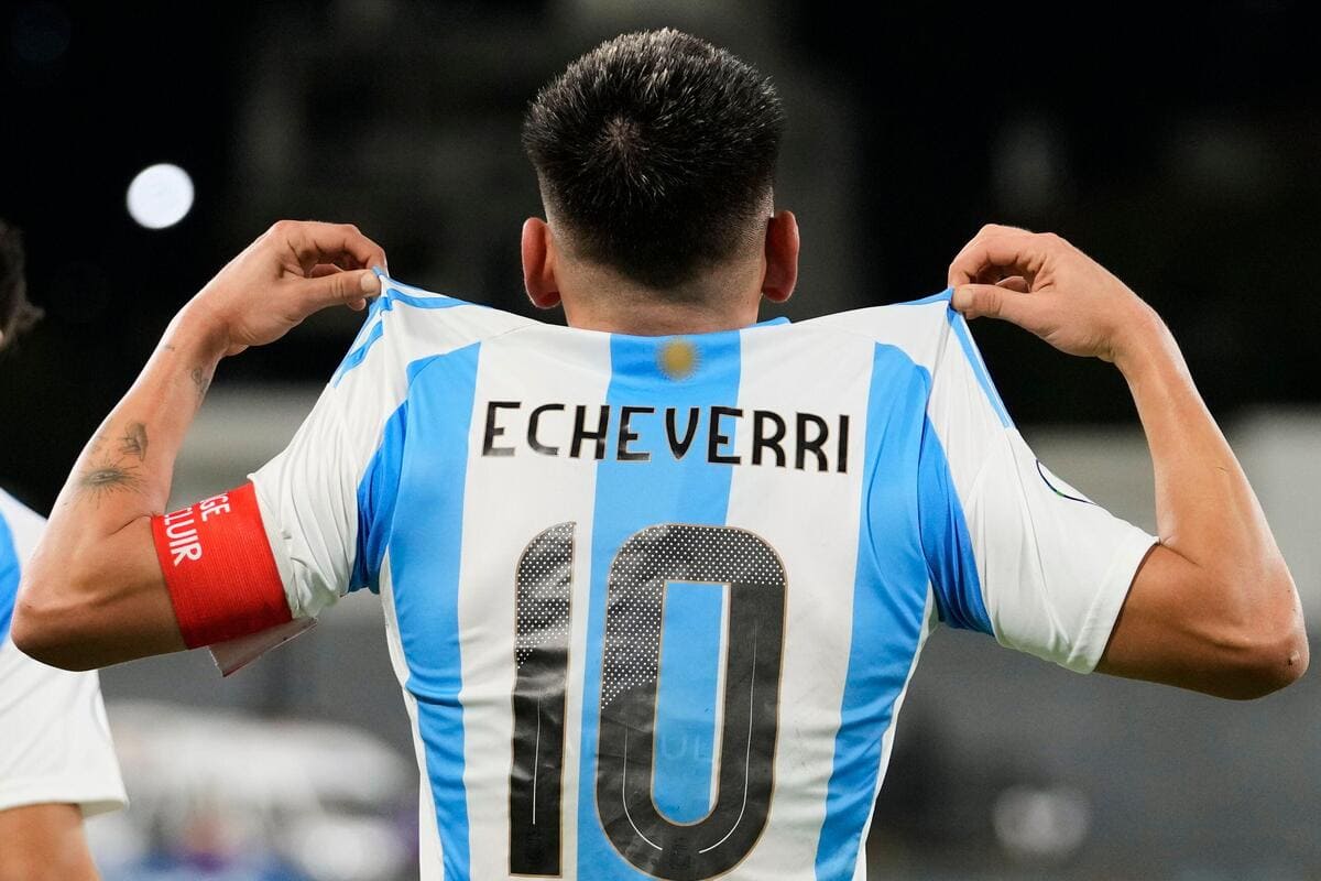 Manchester City signing Claudio Echeverri