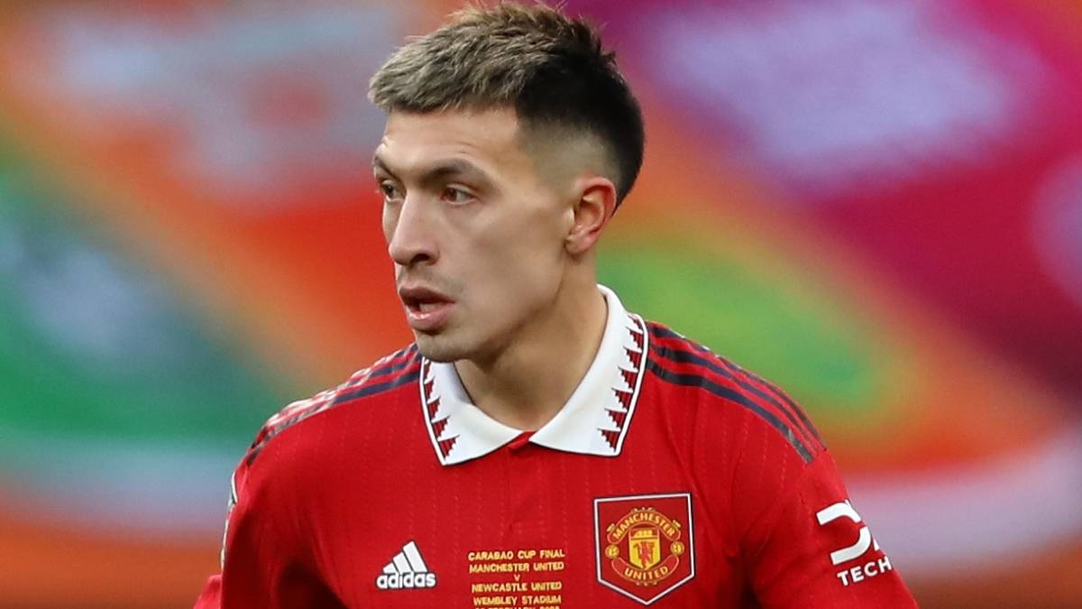 Lisandro Martinez playing football for Man United