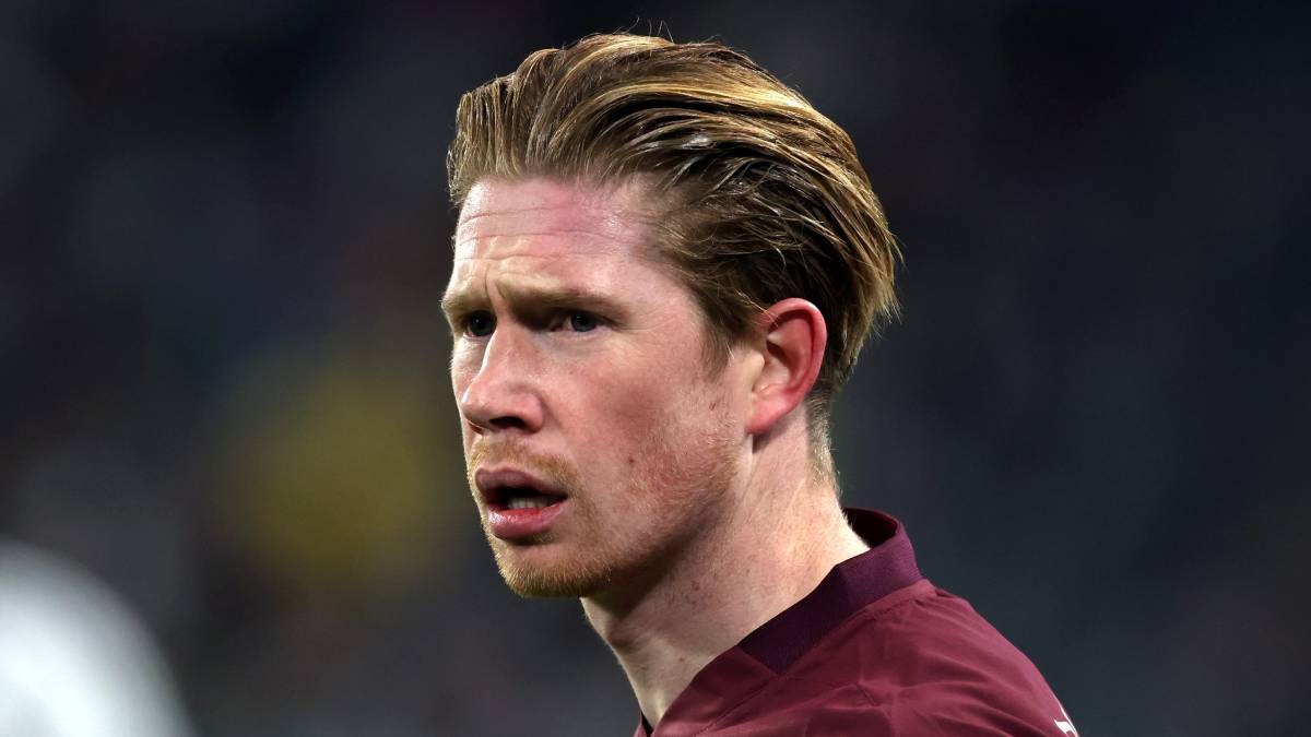 Kevin De Bruyne playing football for Man City