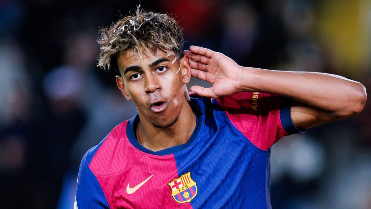 Lamine Yamal playing football for Barcelona