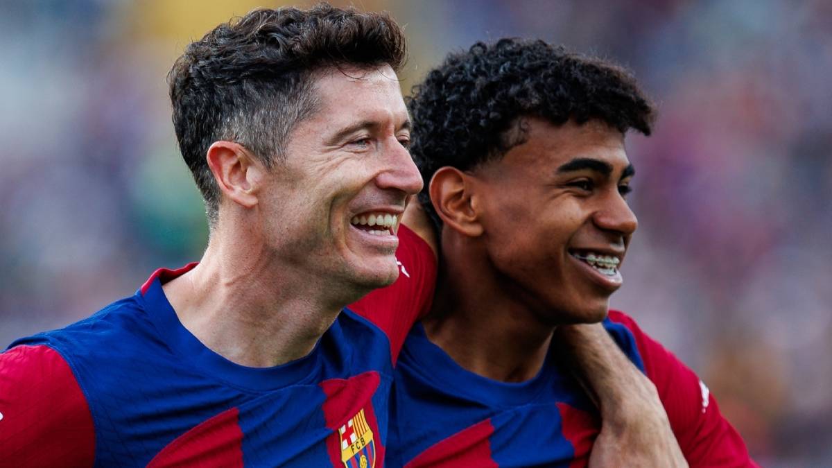 Robert Lewandowski and Lamine Yamal playing football for Barcelona