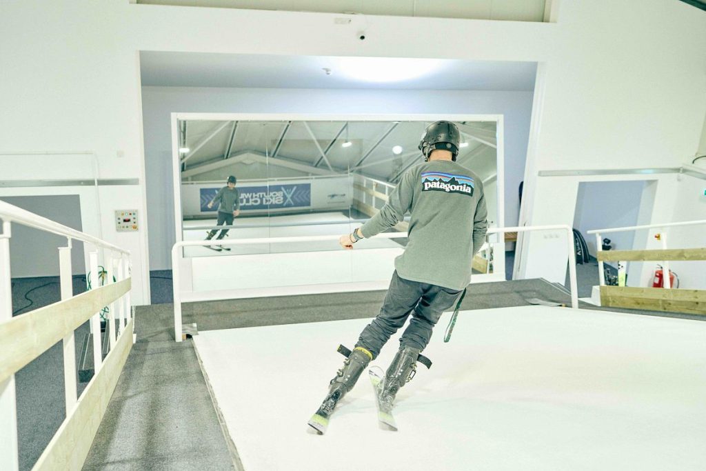 O clube adiciona simulador de esqui à inclinação infinita