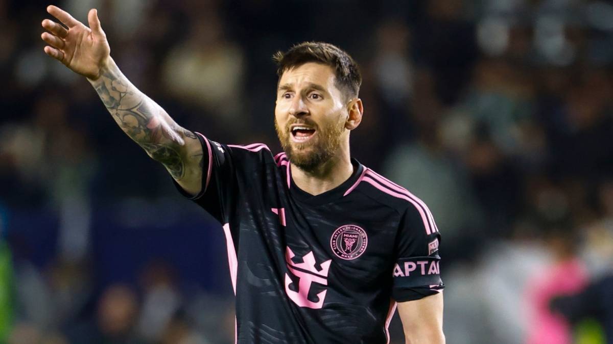 Lionel Messi playing football for Inter Miami