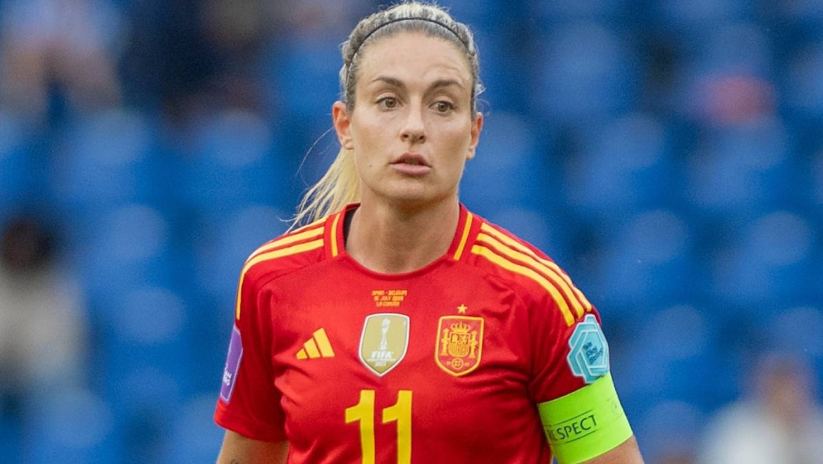 Alexia Putellas playing football for Spain
