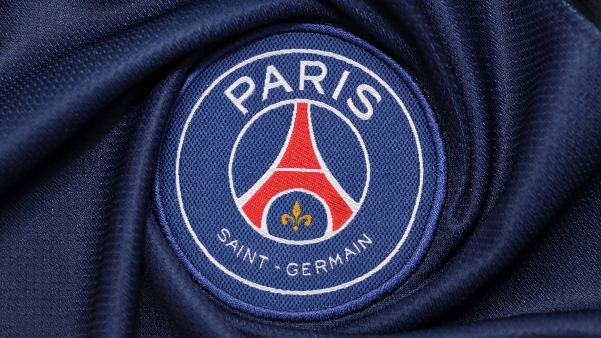 The PSG kit and shirt showing the football club badge and logo
