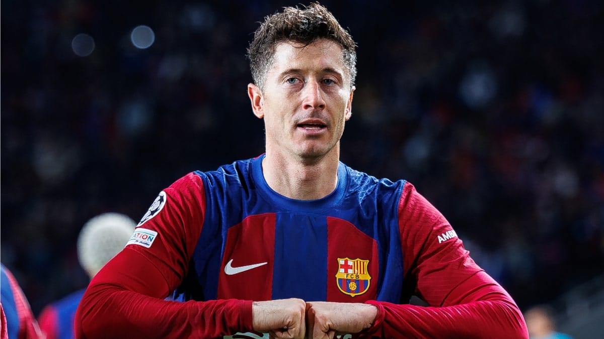 Robert Lewandowski jogando futebol para Barcelona
