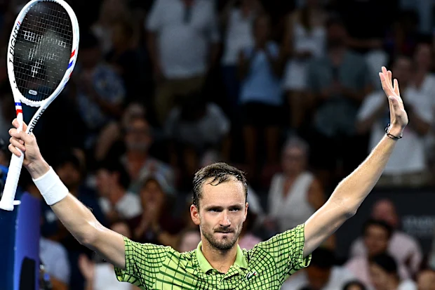 Daniil Medvedev comemora após derrotar Brandon Nakashima na final de simples masculino no Brisbane International de 2026.
