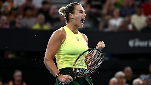 Aryna Sabalenka comemora um ponto em sua partida final de simples feminino contra Marta Kostyuk no Brisbane International.