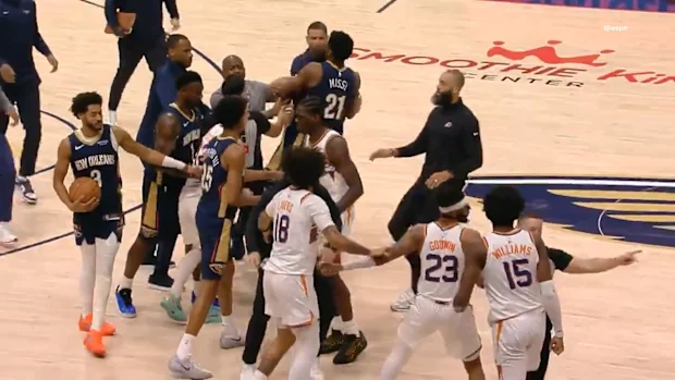 Os companheiros separam os dois jogadores.