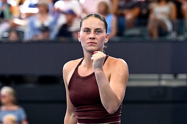 Marta Kostyuk comemora após vencer o primeiro set.