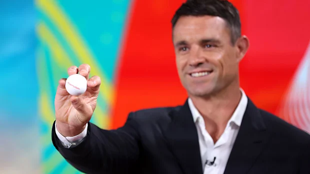 Dan Carter escolhe uma bola sorteada no Channel Nine Studios.