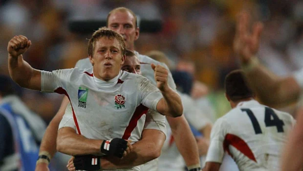 O herói da vitória da Inglaterra, Jonny Wilkinson, é abraçado por Ben Cohen no apito final.
