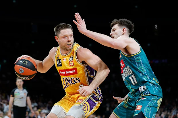Matthew Dellavedova, dos Kings, vai até a cesta.