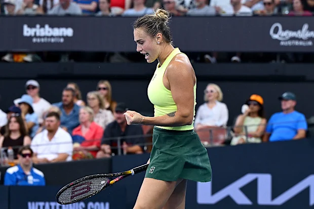 Aryna Sabalenka comemora após conquistar um ponto na semifinal de simples feminino contra Karolina Muchova.