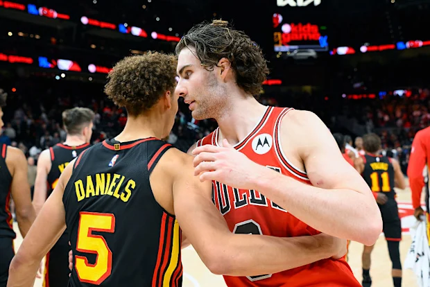 Dyson Daniels (L) e Josh Giddey (R) se abraçam após o jogo.