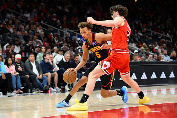Dyson Daniels #5 do Atlanta Hawks dribla a bola.