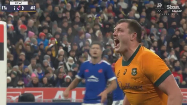 Angus Bell ruge.