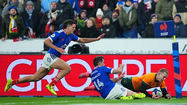 Max Jorgensen, da Austrália, marca o quarto try de seu time.