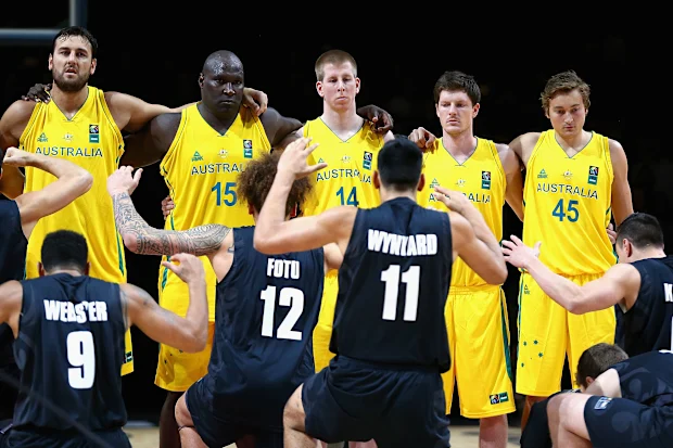 Os jogadores dos Boomers observam enquanto os Tall Blacks executam o Haka durante a partida do primeiro jogo entre os Australian Boomers e os Tall Blacks da Nova Zelândia na Rod Laver Arena em 15 de agosto de 2015 em Melbourne, Austrália.