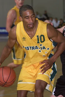 AUCKLAND, NOVA ZELÂNDIA - 23 DE SETEMBRO: O jogador dos Boomers, Darryl McDonald, espera que, ao fechar os olhos, a bola entre no aro durante o jogo de basquete disputado no domingo no North Shore Events Center. A Nova Zelândia venceu a Austrália em 8.978. (Foto de Dean Purcell/Getty Images)