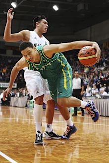 Ben Simmons durante a partida do Campeonato Masculino da Fiba Oceania entre os Australian Boomers e os Tall Blacks da Nova Zelândia no AIS em 18 de agosto de 2013 em Canberra, Austrália.