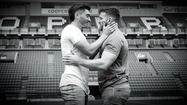 Em uma postagem no Instagram, Josh Cavallo fez acusações bombásticas contra o Adelaide United, alegando "homofobia interna" forçou sua saída.