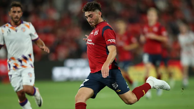 Josh Cavallo, do Adelaide United, em ação durante o confronto da 16ª rodada da A-League Men de 2024 contra o Perth Glory.