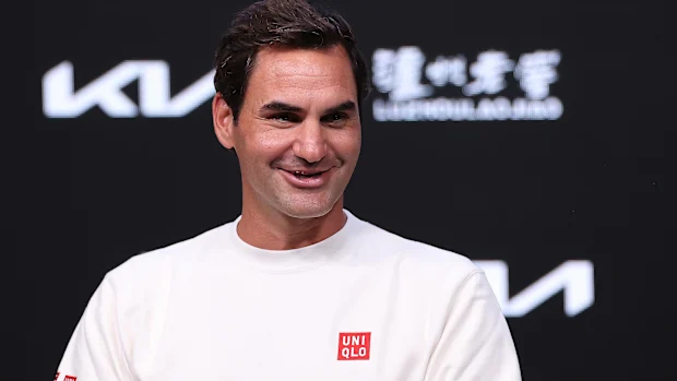 Roger Federer fala à mídia em uma coletiva de imprensa antes do Aberto da Austrália de 2026.