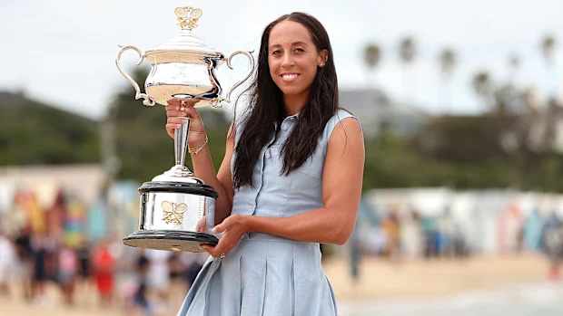 Madison Keys posa com a Daphne Akhurst Memorial Cup.