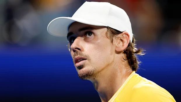 Alex de Minaur, da Austrália, assiste à partida masculina das quartas de final contra Hubert Hurkacz, da Polônia, durante a United Cup, na Ken Rosewall Arena, em 9 de janeiro de 2026, em Sydney, Austrália. (Foto de Brendon Thorne/Getty Images)