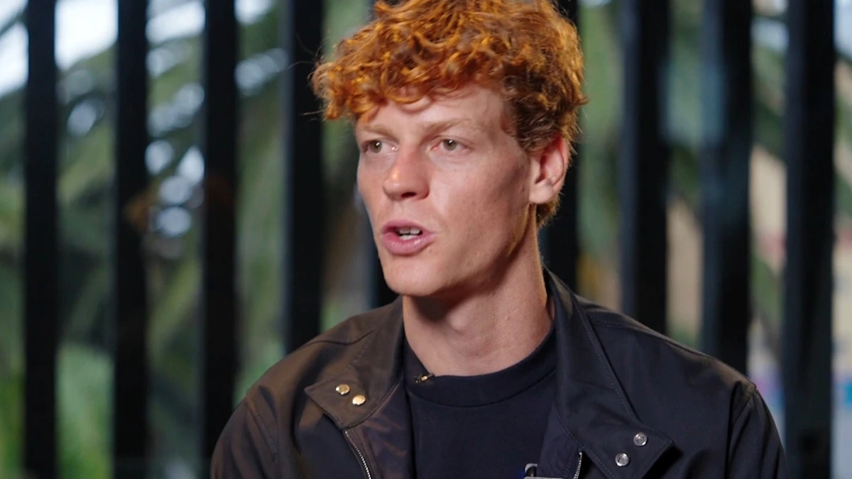 Jannik Sinner admite 'dúvidas' na busca pelo terceiro título consecutivo; Rivalidade de Carlos Alcaraz, comentários da entrevista