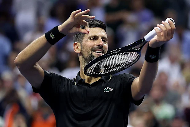 Novak Djokovic, da Sérvia, comemora a derrota de Jan-Lennard Struff, da Alemanha.