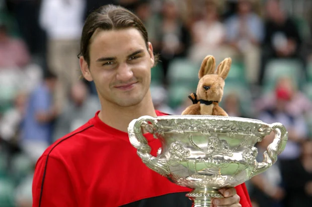 Roger Federer com a coroa do Aussie Open.