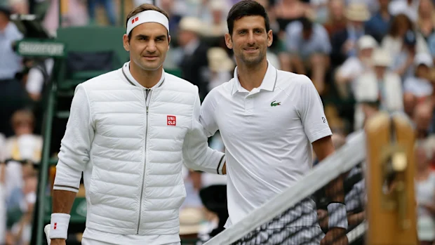 O suíço Roger Federer, à esquerda, e o sérvio Novak Djokovic posam antes da final individual masculina do Campeonato de Tênis de Wimbledon, em Londres, neste domingo, 14 de julho de 2019, foto de arquivo. O sorteio para definir as chaves de simples para Wimbledon deste ano será realizado na sexta-feira, 25 de junho de 2021. O jogo começa na segunda-feira. (AP Photo / Tim Ireland, arquivo)