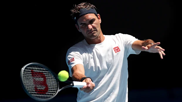 Roger Federer acerta um forehand durante uma sessão de treinos antes do Aberto da Austrália de 2026.