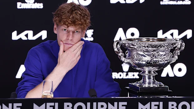 O campeão individual masculino Jannik Sinner participa de uma coletiva de imprensa.