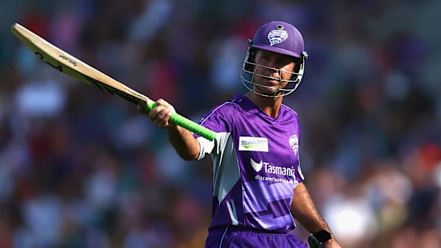 Ricky Ponting em ação pelos Hobart Hurricanes contra o Sydney Thunder na Blundstone Arena em 23 de dezembro de 2012 em Hobart, Austrália.