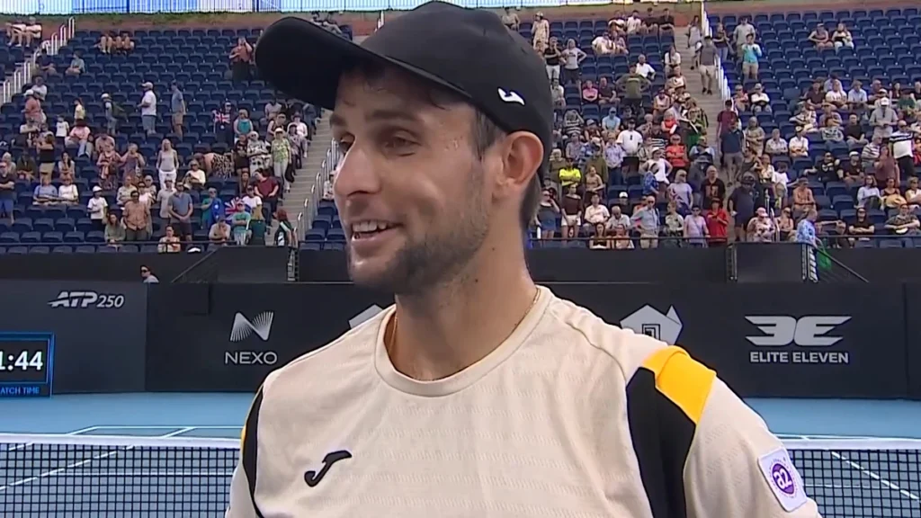 A reação de Aleksandar Vukic à partida de Tommy Paul após vitória contra Andrea Vavassori, vídeo