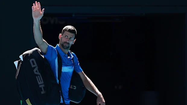 Novak Djokovic, da Sérvia, agradece a multidão ao deixar a quadra após se aposentar.