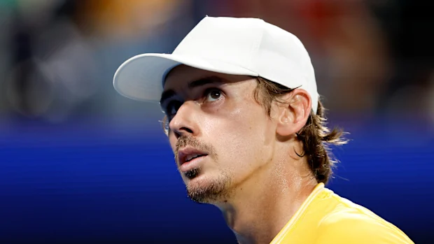 Alex de Minaur, da Austrália, assiste à partida masculina das quartas de final contra Hubert Hurkacz, da Polônia, durante a United Cup, na Ken Rosewall Arena, em 9 de janeiro de 2026, em Sydney, Austrália. (Foto de Brendon Thorne/Getty Images)
