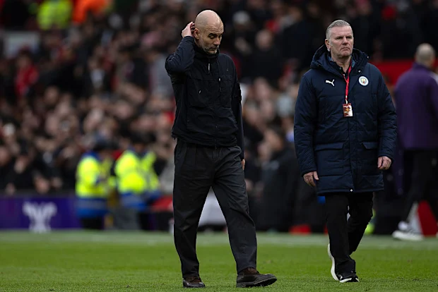 Pep Guardiola parece abatido ao deixar o campo após a derrota.