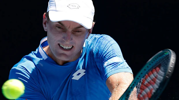 Tristan Schoolkate, da Austrália, joga backhand contra Corentin Moutet, da França.
