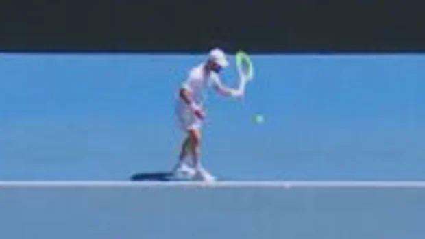 Corentin Moutet serve nas axilas no match point.