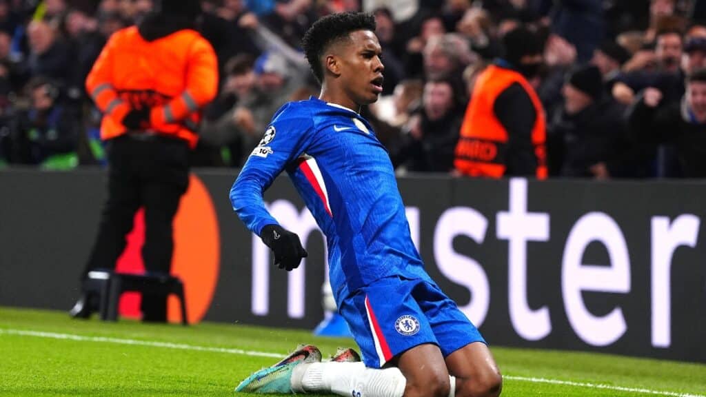 O jogador de futebol Willian Estevão jogando pelo Chelsea Football Club